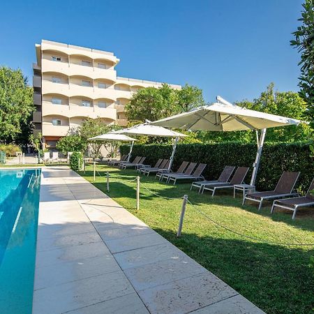 Hotel La Pergola Dependance Lignano Sabbiadoro Exterior foto