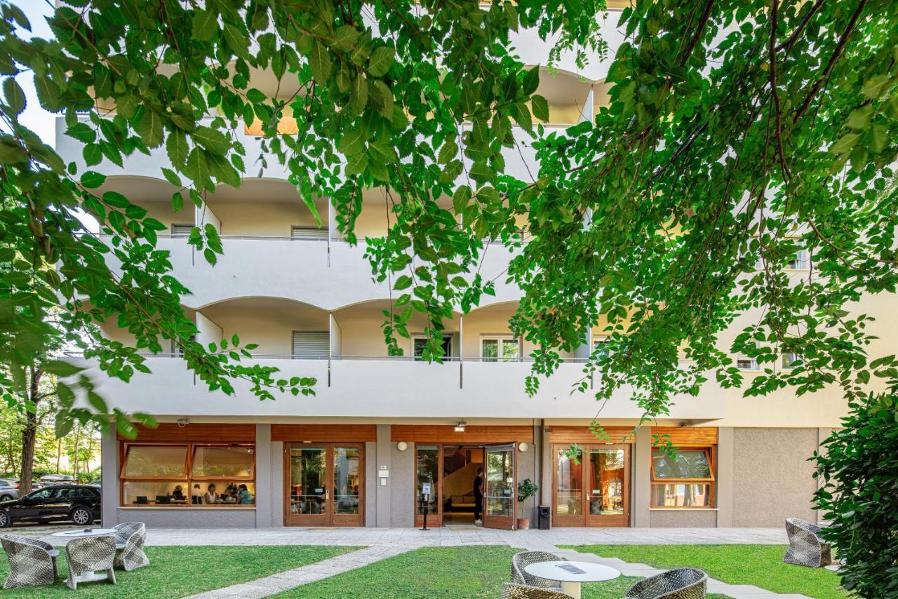 Hotel La Pergola Dependance Lignano Sabbiadoro Exterior foto