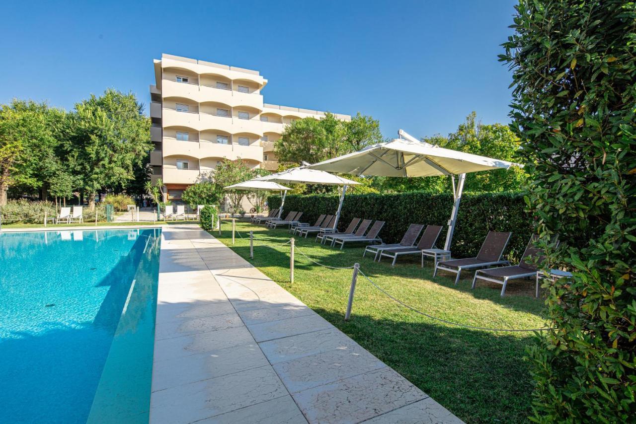 Hotel La Pergola Dependance Lignano Sabbiadoro Exterior foto