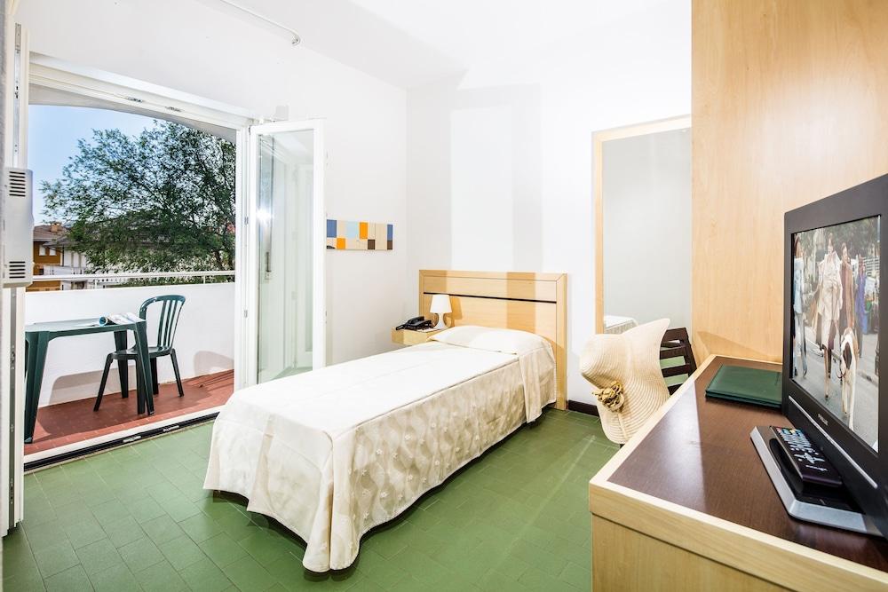 Hotel La Pergola Dependance Lignano Sabbiadoro Exterior foto