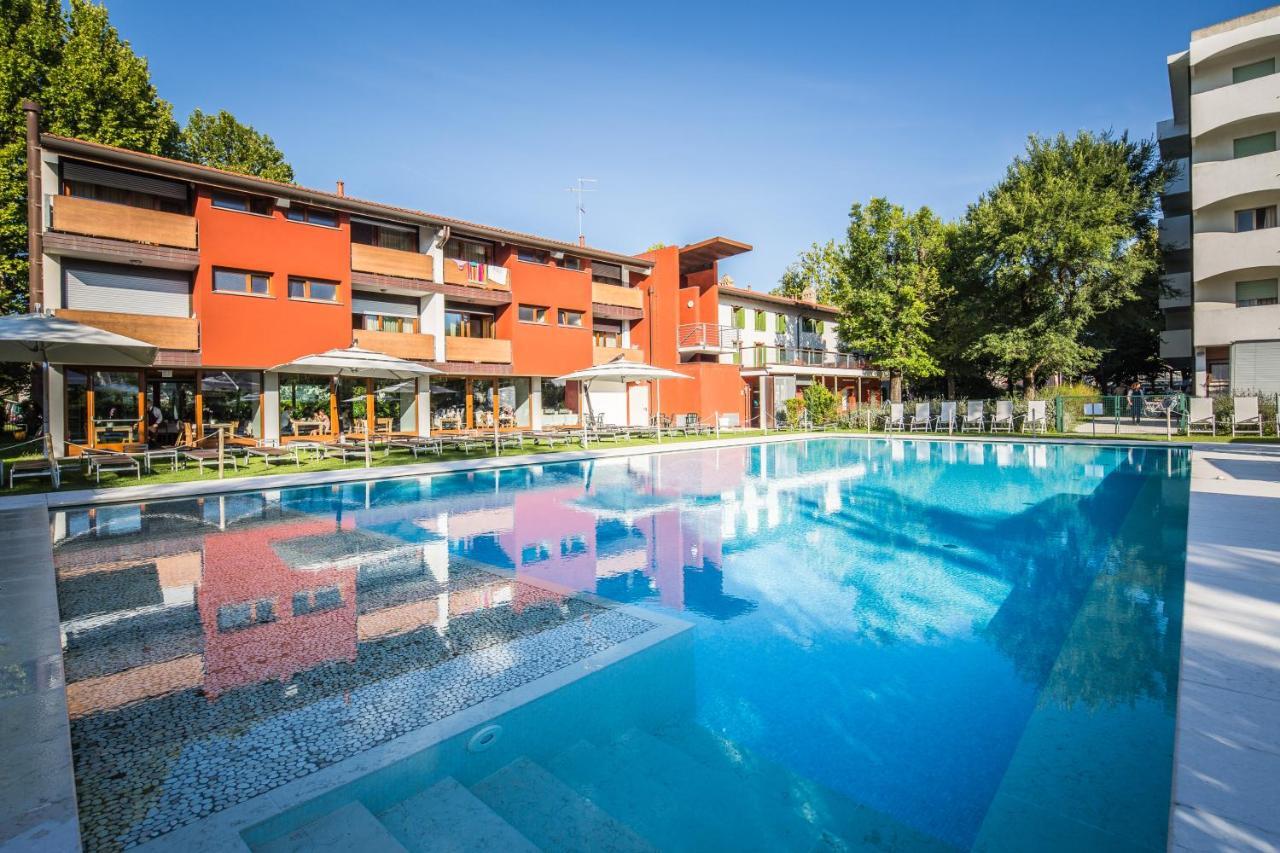 Hotel La Pergola Dependance Lignano Sabbiadoro Exterior foto