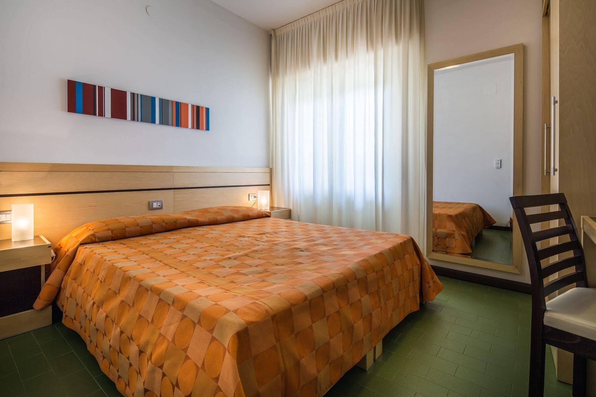 Hotel La Pergola Dependance Lignano Sabbiadoro Exterior foto